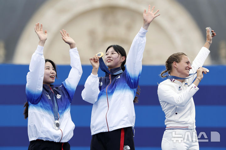 [파리=뉴시스] 최동준 기자 = 3일(현지시각) 프랑스 파리 레쟁발리드에서 열린 2024 파리 올림픽 양궁 개인전 시상식에서 임시현과 남수현이 각각 금메달과 은메달을 목에 걸고 기뻐하고 있다. 2024.08.03. photocdj@newsis.com