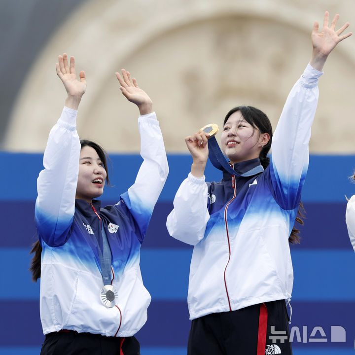 [파리=뉴시스] 최동준 기자 = 3일(현지시각) 프랑스 파리 레쟁발리드에서 열린 2024 파리 올림픽 양궁 개인전 시상식에서 임시현과 남수현이 각각 금메달과 은메달을 목에 걸고 기뻐하고 있다. 2024.08.03. photocdj@newsis.com