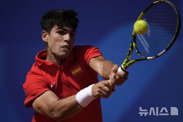 [파리=AP/뉴시스] 2024 파리 올림픽 테니스 남자 단식 은메달에 그친 카를로스 알카라스. 2024. 8. 4.