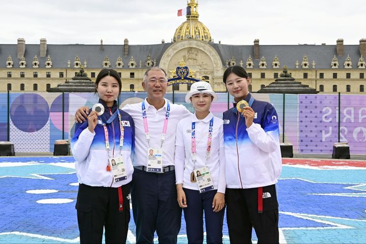 [서울=뉴시스] 정의선 현대차그룹 회장이 3일(현지시간) 프랑스 파리 레쟁발리드에서 열린 2024 파리 올림픽 양궁 여자 개인전 시상식 후 남수현(왼쪽), 전훈영(가운데), 임시현(오른쪽)과 기념 촬영을 하고 있다. (사진=대한양궁협회) 2024.08.04 photo@newsis.com *재판매 및 DB 금지  *재판매 및 DB 금지