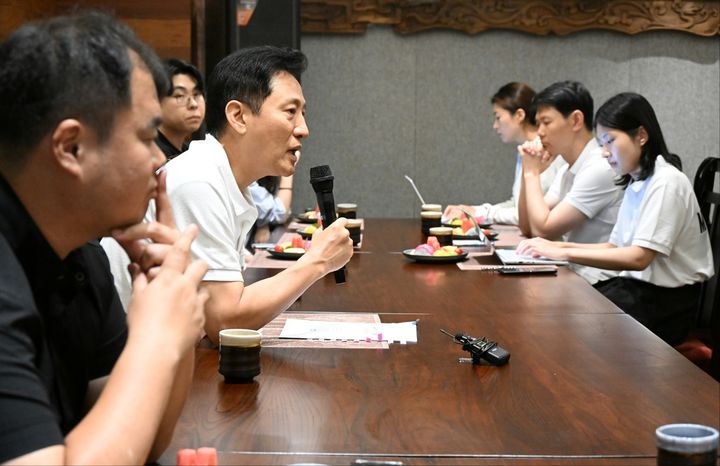 [베이징(중국)=뉴시스]오세훈 서울시장이 7월 31일 저녁 중국 베이징에서  출장 동행기자들과 간담회를  갖고 있다. 2024.08.05. (사진=서울시 제공) *재판매 및 DB 금지