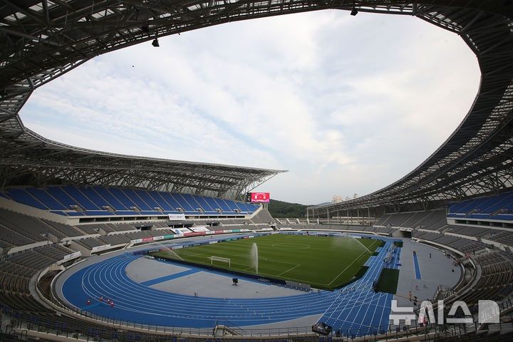 [서울=뉴시스] 프로축구 K리그2 수원삼성이 올 시즌 하반기에 사용할 용인미르스타디움. (사진=수원 삼성 제공) *재판매 및 DB 금지