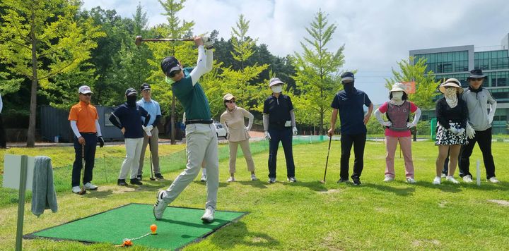 하계 방학을 맞은 대구경북 초중등 교원들이 영진전문대 파크골프경영과가 개설한 파크골프 직무연수에 참가하고 있다.  *재판매 및 DB 금지