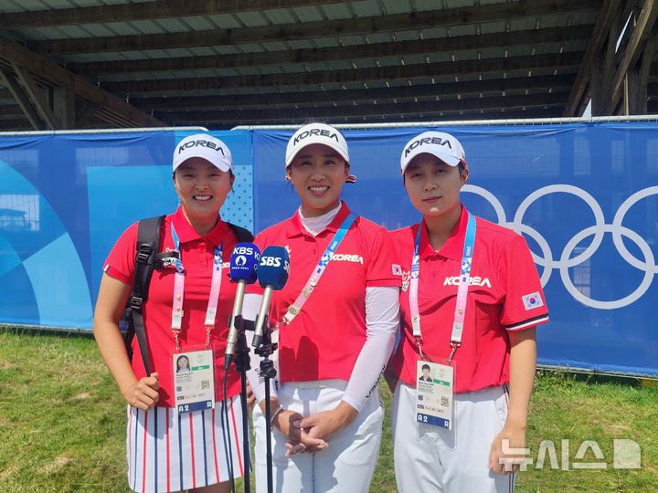 [파리=뉴시스] 김희준 기자 = 2024 파리 올림픽에 출전하는 한국 여자 골프 대표팀의 고진영, 양희영, 김효주가 4일(한국시각) 프랑스 파리 인근 기앙쿠르의 르골프 나쇼날(파71)에서 포즈를 취하고 있다. 2024.08.04jinxijun@newsis.com