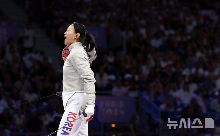 [파리=뉴시스] 김진아 기자 = 최세빈이 3일(현지시각) 프랑스 파리 그랑 팔레에서 열린 2024 파리 올림픽 펜싱 여자 사브르 단체 결승 우크라이나와의 경기에서 득점에 성공한 뒤 환호하고 있다. 2024.08.04. bluesoda@newsis.com