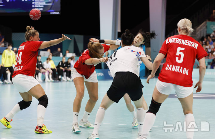 [파리=뉴시스] 최동준 기자 = 3일(현지시각) 프랑스 파리 사우스 파리 아레나6에서 열린 2024 파리 올림픽 여자 핸드볼 조별리그 A조 한국과 덴마크의 경기에서 강경민이 골을 성공시키고 있다. 2024.08.04. photocdj@newsis.com