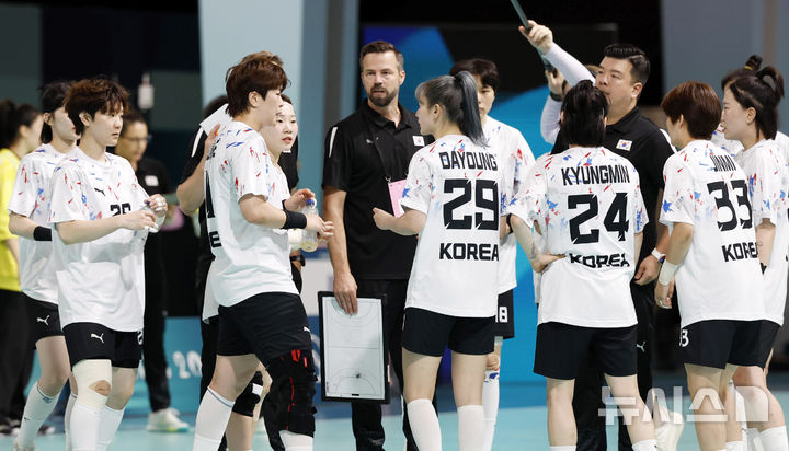 [파리=뉴시스] 최동준 기자 = 헨릭 시그넬 감독이 3일(현지시각) 프랑스 파리 사우스 파리 아레나6에서 열린 2024 파리 올림픽 여자 핸드볼 조별리그 A조 한국과 덴마크의 경기에서 선수들에게 작전을 지시하고 있다. 2024.08.04. photocdj@newsis.com