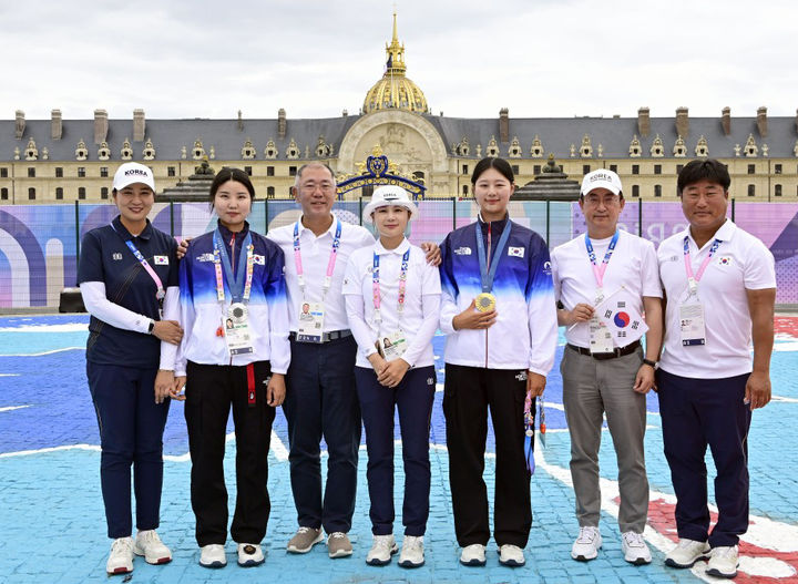 [서울=뉴시스]  조수정 기자 = 현대차그룹 정의선 회장이 3일(현지시간) 프랑스 파리에서 열린 2024 파리 올림픽 여자 양궁 개인전 시상식 후 현대차그룹 김걸 사장(오른쪽 두번째)과 양궁 국가대표 남수현(왼쪽 두번째)·전훈영(왼쪽 네번째)·임시현(왼쪽 다섯번째), 양창훈(오른쪽 첫번째) 감독, 김문정(왼쪽 첫번째) 코치와 기념 촬영을 하고 있다. (사진=대한양궁협회 제공) 2024.08.04. photo@newsis.com *재판매 및 DB 금지