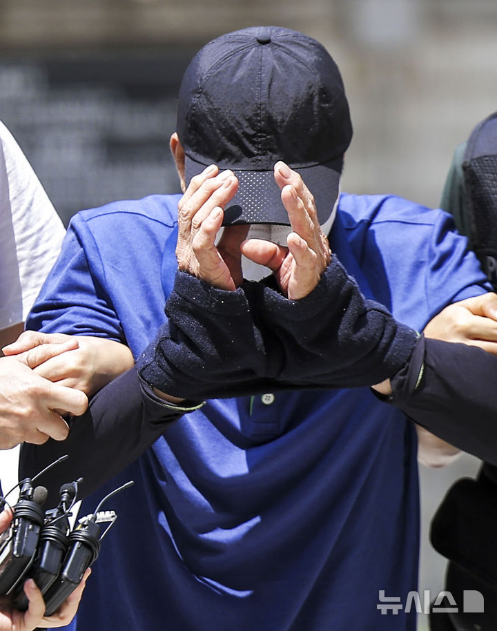 [서울=뉴시스] 정병혁 기자 = 서울 숭례문 인근 지하보도에서 청소 노동자를 흉기로 살해한 70대 남성 A씨가 4일 서울 서초구 서울중앙지방법원에서 열린 영장실질심사(구속 전 피의자 심문)에 출석하며 손으로 얼굴을 가리고 있다. 2024.08.04. jhope@newsis.com