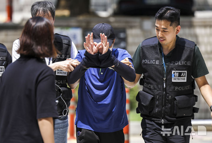 [서울=뉴시스] 정병혁 기자 = 서울 숭례문 인근 지하보도에서 청소 노동자를 흉기로 살해한 70대 남성 A씨가 4일 서울 서초구 서울중앙지방법원에서 열린 영장실질심사(구속 전 피의자 심문)에 출석하며 손으로 얼굴을 가리고 있다. 2024.08.04. jhope@newsis.com