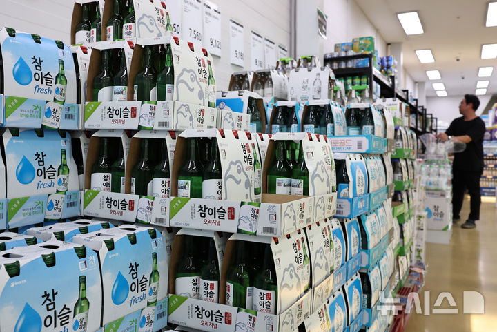 [서울=뉴시스] 김금보 기자 = 4일 서울시내 한 대형마트에 소주 상품이 진열돼 있다. 2024.08.04. kgb@newsis.com