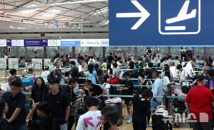 [인천공항=뉴시스] 홍효식 기자 = 4일 인천국제공항 제1여객터미널 출국장이 여행객들로 북적이고 있다. 2024.08.04. yesphoto@newsis.com