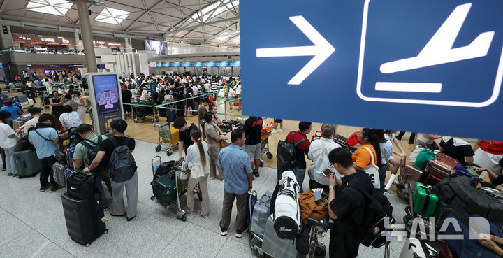 [인천공항=뉴시스] 홍효식 기자 = 4일 인천국제공항 제1여객터미널 출국장이 여행객들로 북적이고 있다.인천국제공항은 이날 일평균 국제선 여객 예측치가 23만 2000명으로 이번 하계성수기 기간 중 최대 혼잡일이 될 것으로 예상했다. 2024.08.04. yesphoto@newsis.com