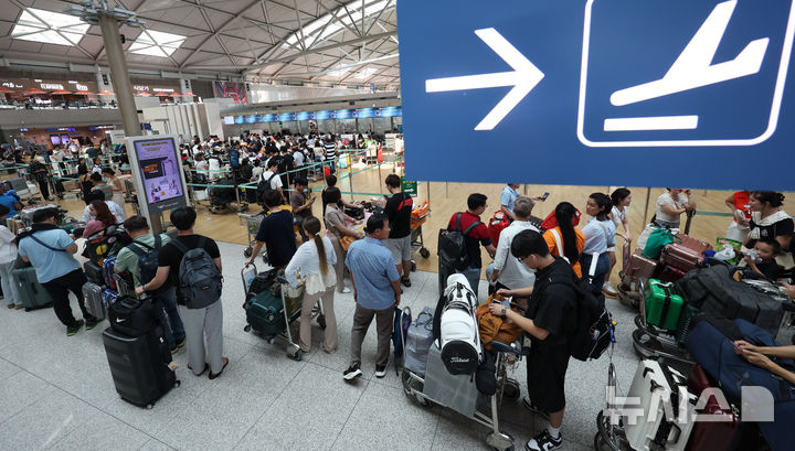 [인천공항=뉴시스] 홍효식 기자 = 4일 인천국제공항 제1여객터미널 출국장이 여행객들로 북적이고 있다. 인천국제공항은 이날 일평균 국제선 여객 예측치가 23만 2000명으로 이번 하계성수기 기간 중 최대 혼잡일이 될 것으로 예상했다. 2024.08.04. yesphoto@newsis.com