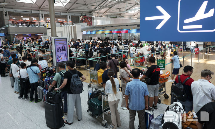 [인천공항=뉴시스] 홍효식 기자 = 4일 인천국제공항 제1여객터미널 출국장이 여행객들로 북적이고 있다.인천국제공항은 이날 일평균 국제선 여객 예측치가 23만 2000명으로 이번 하계성수기 기간 중 최대 혼잡일이 될 것으로 예상했다. 2024.08.04. yesphoto@newsis.com