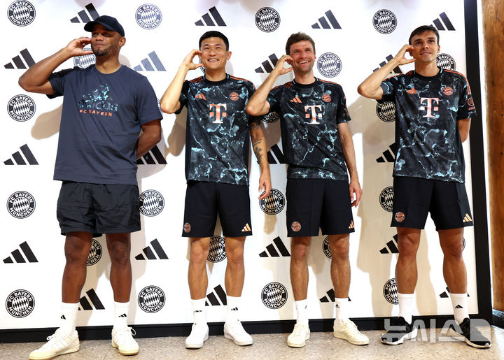 [서울=뉴시스] 이영환 기자 = 4일 오후 서울 강남구 아디다스 강남브랜드센터에서 열린 FC 바이에른 뮌헨 방한 기념 이벤트에서 주앙 팔리냐(오른쪽부터), 토마스 뮐러, 김민재, 빈센트 콤파니 감독이 포즈를 취하고 있다. 2024.08.04. 20hwan@newsis.com