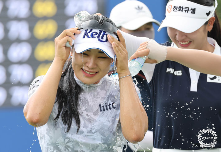 [서울=뉴시스] 추상철 기자 = 4일 제주 한림 블랙스톤 제주CC에서 열린 '제11회 제주삼다수 마스터' FR. 윤이나가 우승을 한 후 기뻐하고 있다. (사진= KLPGT 제공) 2024.08.04.  photo@newsis.com *재판매 및 DB 금지