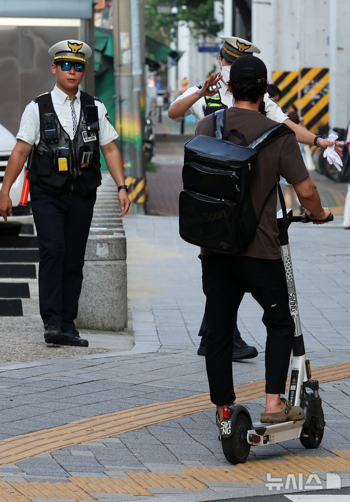 전동킥보드 단속 현장 모습. 기사 내용과 관련 없음.