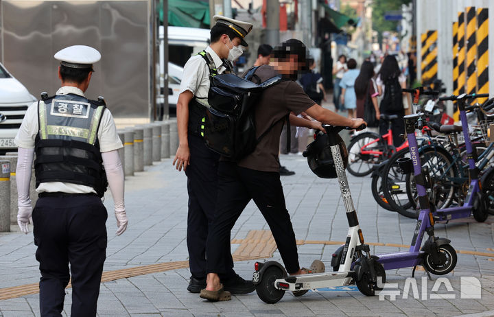 [서울=뉴시스] 이영환 기자 = 따릉이 폭주 연맹(따폭연)이 서울 시내에 집결을 예고한 지난 4일 오후 서울 성동구 성수역 일대에서 경찰들이 사고 예방과 시민 안전확보를 위한 현장 단속을 하고 있다. 2024.08.04. 20hwan@newsis.com