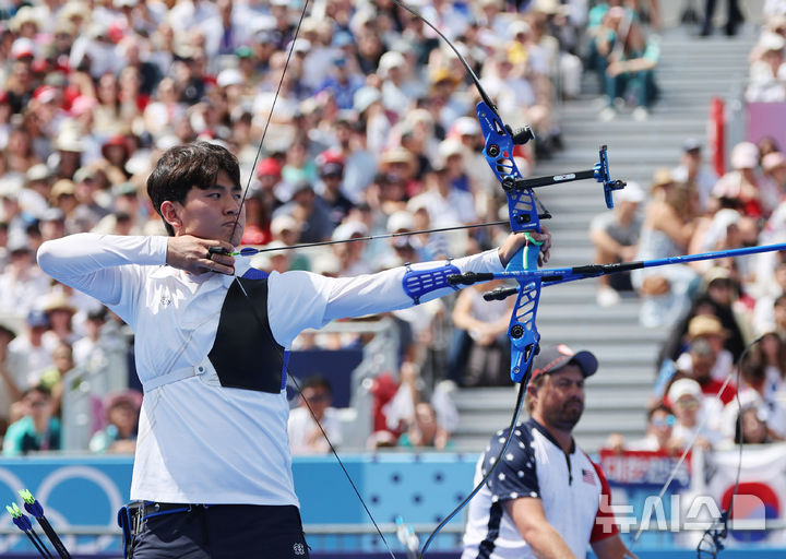 [파리=뉴시스] 김진아 기자 = 김제덕이 4일(현지시각) 프랑스 파리 레쟁발리드에서 열린 2024 파리 올림픽 양궁 개인전 8강 미국 브래디 엘리슨과의 경기에서 활을 쏘고 있다. 2024.08.04. bluesoda@newsis.com