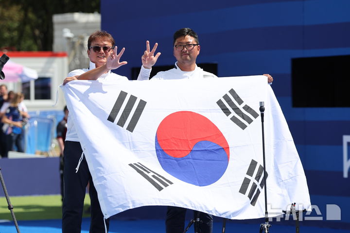 [파리=뉴시스] 김진아 기자 = 김우진이 4일(현지시각) 프랑스 파리 레쟁발리드에서 열린 2024 파리 올림픽 양궁 남자 개인전 결승 미국 브레이디 엘리슨과의 경기에서 슛오프 접전 끝에 승리하며 금메달을 확정한 뒤 기뻐하고 있다. 2024.08.04. bluesoda@newsis.com