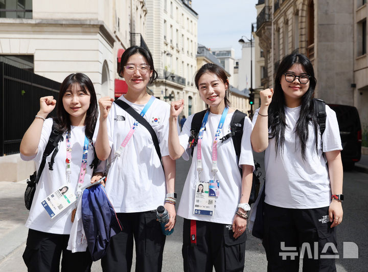 [파리=뉴시스] 김진아 기자 = 4일(현지시각) 프랑스 파리에 마련된 코리아하우스에서 앞에서 대한민국선수단 메달리스트 기자회견을 마친 2024 파리 올림픽 사격 여자 10m 공기소총 금메달 반효진(왼쪽부터), 25m 권총 금메달 양지인, 10m 공기권총 은메달 김예지, 공기권총 금메달 오예진이 파이팅을 외치고 있다. 2024.08.04. bluesoda@newsis.com