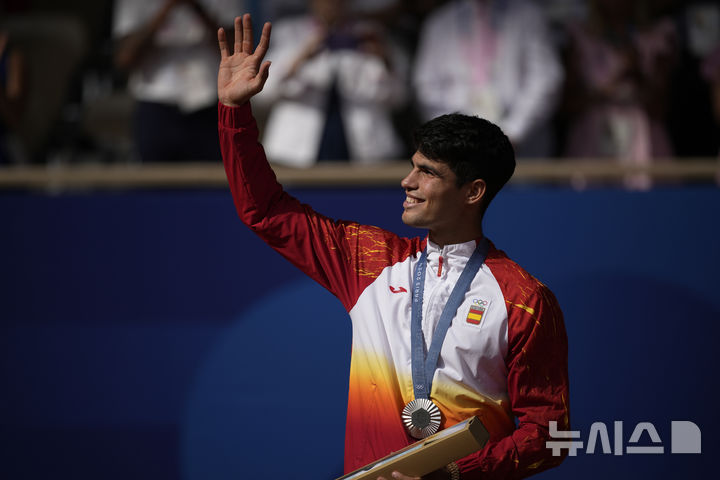 [파리=AP/뉴시스] 2024 파리 올림픽 테니스 남자 단식 은메달에 그친 카를로스 알카라스. 2024. 8. 4.