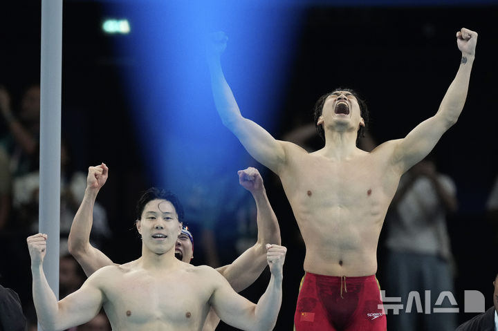 [파리=AP/뉴시스] 중국 대표팀이 5일(한국시각) 프랑스 파리 라데팡스 수영장에서 열린 2024 파리 올림픽 수영 경영 남자 혼계영 400m 결승에서 우승한 뒤 기뻐하고 있다. 2024.08.05.