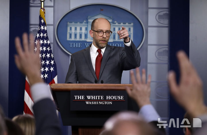 [워싱턴=AP/뉴시스] AP통신 등에 따르면 미국 상원은 6일(현지 시간) 러셀 보트 예산관리국장 지명자에 대한 인준안을 찬성 53표 대 반대 47표로 가결 처리했다. 사진은 러셀 보트 당시 백악관 예산관리국장 대행이 2019년 3월11일 백악관에서 열린 언론 브리핑에서 연설하는 모습. 2024.11.23.