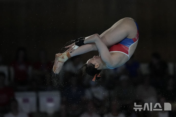 [생드니=AP/뉴시스] 한국 다이빙 대표팀의 김나현이 5일(한국시각) 프랑스 생드니의 파리 아쿠아틱 센터에서 열린 2024 파리 올림픽 다이빙 여자 10m 플랫폼 예선에서 연기를 펼치고 있다. 2024.08.05