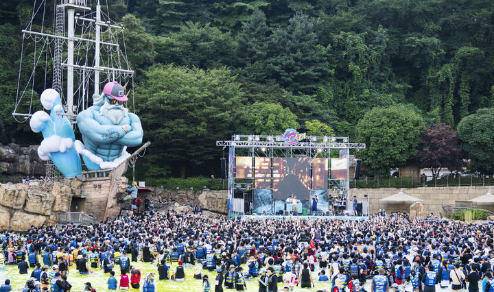 다이나믹 듀오가 캐리비안베이에서 공연하고 있다.(사진=삼성물산 리조트 부문 제공) *재판매 및 DB 금지