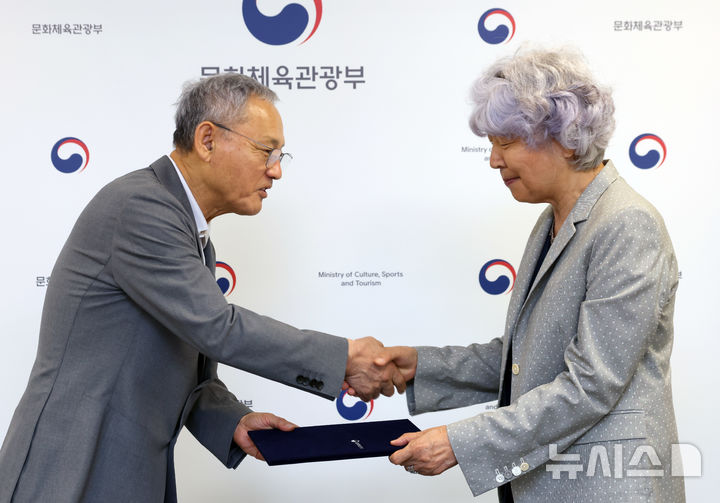 [서울=뉴시스] 유인촌 문화체육관광부 장관(왼쪽)이 전수용 신임 한국문학번역원장에게 임명장을 수여하고 있다. (사진=문체부 제공) photo@newsis.com *재판매 및 DB 금지