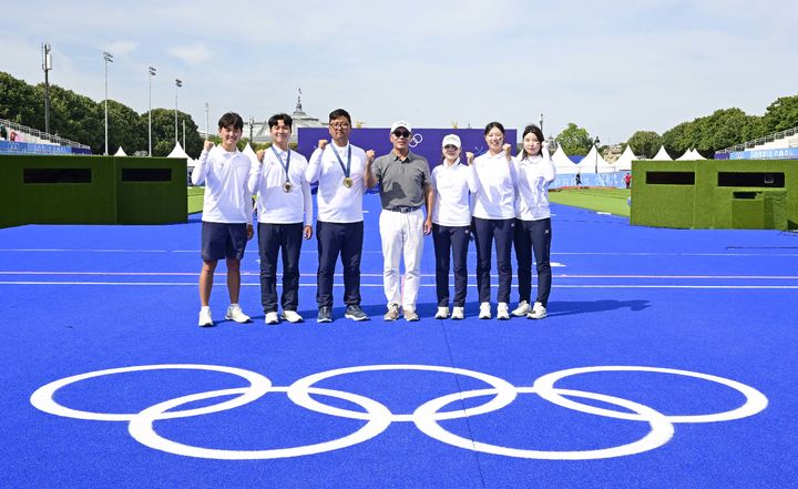 [서울=뉴시스] 정의선 현대차그룹 회장과 대한민국 양궁 국가대표팀 선수단이 파리 올림픽을 마친 지난 4일(현지시간) 파이팅 자세를 하며 전 종목 석권을 축하하고 있다. (사진=대한양궁협회) 2024.08.05 photo@newsis.com *재판매 및 DB 금지 *재판매 및 DB 금지