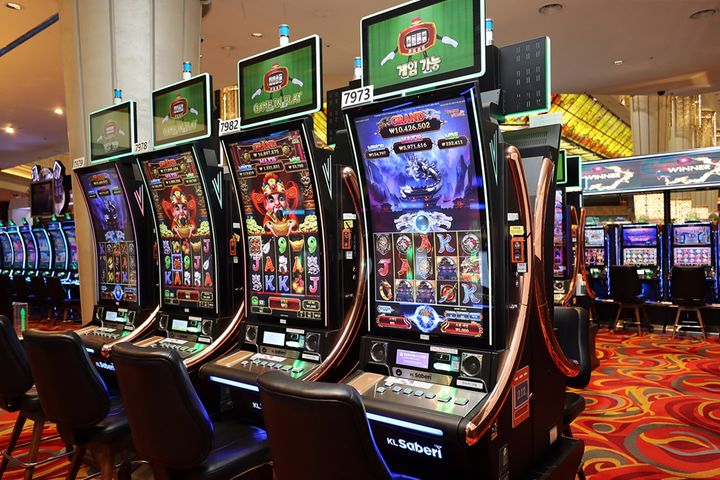 [정선=뉴시스] 강원랜드 카지노 영업장에서 운영 중인 'KL Saberi' 슬롯머신. (사진=강원랜드 제공) 2024.08.05. photo@newsis.com *재판매 및 DB 금지