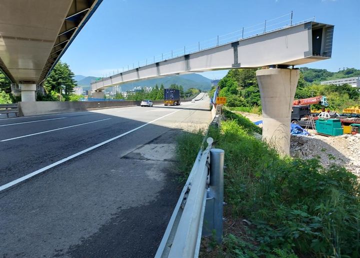 [부산=뉴시스] 경부고속도로 동면교 교량 거치 모습. (사진=부산교통공사 제공) 2024.08.05. photo@newsis.com *재판매 및 DB 금지