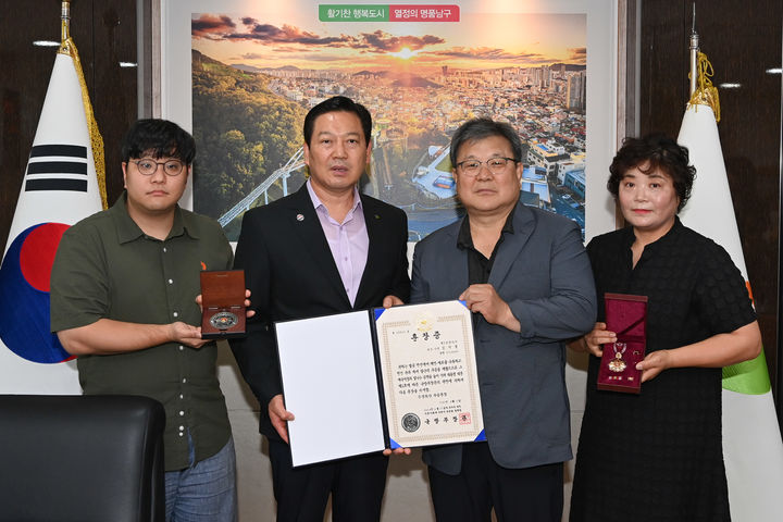 [대구=뉴시스] 대구시 남구는 6·25전쟁 당시 강원도 양구지구에서 공을 세운 고(故)김기철 상병의 유가족에게 화랑무공훈장과 훈장증을 전수했다. (사진=대구시 남구 제공) 2024.08.05. photo@newsis.com *재판매 및 DB 금지