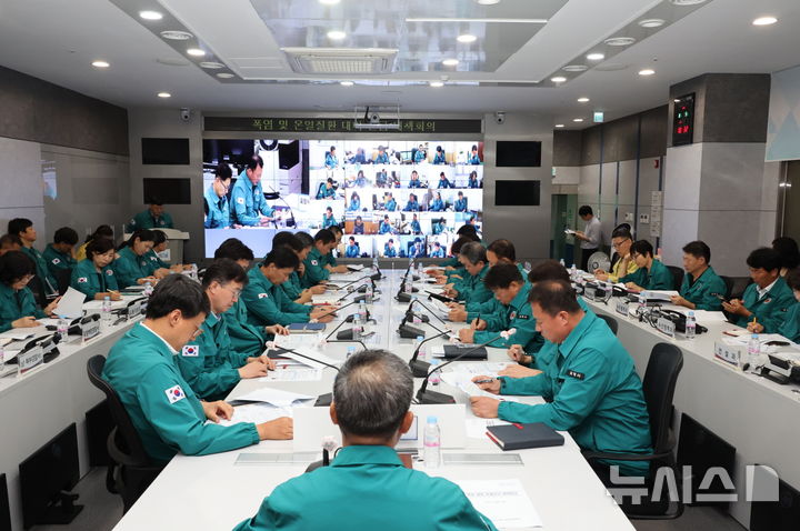 [포항=뉴시스] 송종욱 기자 = 5일 경북 포항시청 재난안전상황실에서 장상길 부시장의 특별 지시로 29개 읍면동장, 공사와 사업 현장을 운영하는 부서장이 참여한 가운데 '폭염과 온열 질환에 따른 긴급 비상 대책 회의’를 열고 있다. (사진=포항시 제공) 2024.08.05. photo@newsis.com