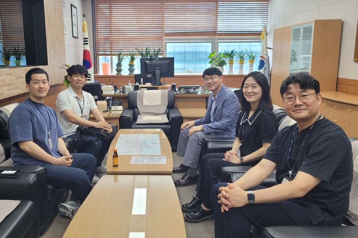 [대구=뉴시스] 대구 성서경찰서는 비행청소년의 재비행을 예방하기 위해 학교전담경찰관, 소년전담 보호관찰관 등 관계 기관과 간담회를 하고 있다. (사진=대구 성서경찰서 제공) 2024.08.05. photo@newsis.com  *재판매 및 DB 금지