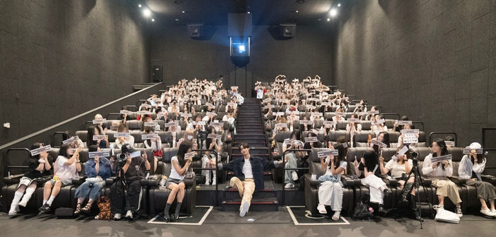 [서울=뉴시스] 그룹 '더보이즈' 멤버 선우가 지난 4일 서울 마포구 CGV 연남에서 Mnet '마이 아티 필름' 첫 번째 에피소드 '더보이즈 선우 : 누난 너무 예뻐'의 무대인사를 진행했다. (사진=Mnet 제공) 2024.08.05. photo@newsis.com *재판매 및 DB 금지