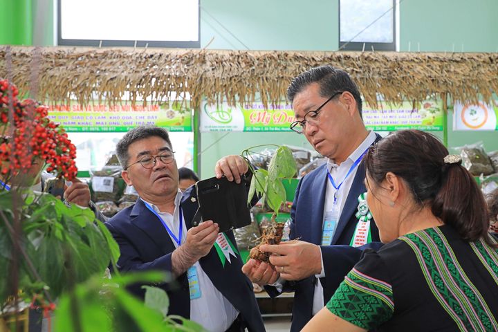 [함양=뉴시스] 함양군청 녹린산삼축제 방문 *재판매 및 DB 금지 *재판매 및 DB 금지