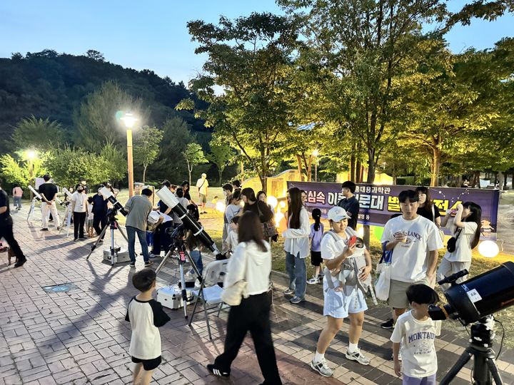 [천안=뉴시스] 6월 진행된 2024 이동천문대 별빛충전소 쌍용공원 행사사진. (사진=천안시 제공) photo@newsis.com 2024.8.5 *재판매 및 DB 금지