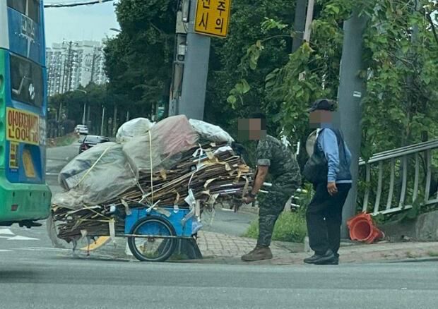 [서울=뉴시스] 지난 1일 페이스북 '육군훈련소 대신 전해드립니다'에는 "미담 사례를 제보한다"는 글과 사진이 게시됐다. (사진=페이스북 갈무리) *재판매 및 DB 금지