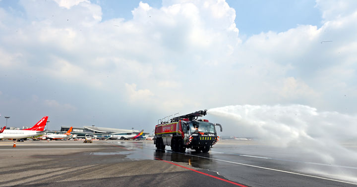 [서울=뉴시스] 5일 김포공항 활주로에서 소방차가 연일 계속되는 폭염에 달궈진 활주로를 식히기 위해 살수작업을 실시하고 있다. 2024.08.05. (사진=한국공항공사 제공) photo@newsis.com *재판매 및 DB 금지