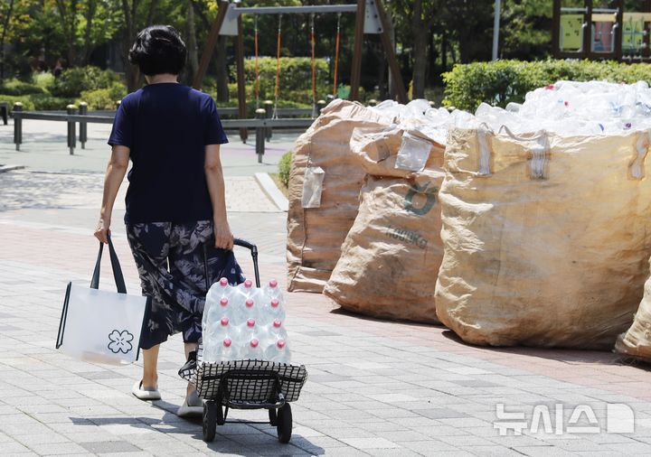 [인천=뉴시스] 김동영 기자 = 폭염주의보가 내려진 5일 오후 인천 서구 청라동 전기차 화재가 발생한 아파트 주민이 생수를 지원 받고 있다. 이 화재로 해당 아파트에서는 단전·단수가 5일째 이어지고 있다. 2024.08.05. dy0121@newsis.com 