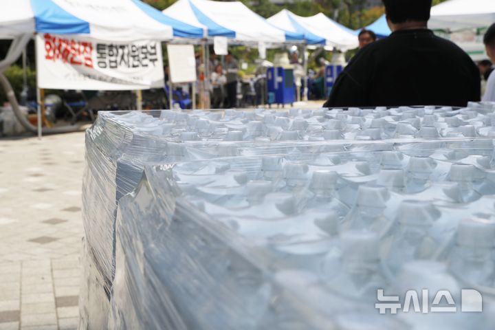[인천=뉴시스] 김동영 기자 = 생수가 쌓여있다. 2024.08.05. dy0121@newsis.com **사진은 기사 내용과 무관합니다.