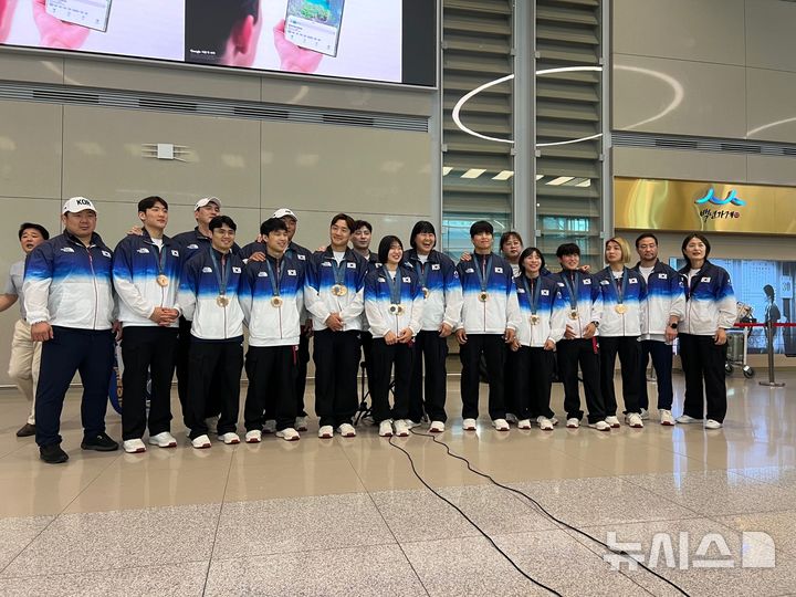 [인천공항=뉴시스] 하근수 기자 김동환 인턴= 2024 파리 올림픽을 마친 한국 유도 선수단이 5일 오후 인천국제공항 제2터미널을 통해 귀국했다. 2024.08.05. hatriker22@newsis.com