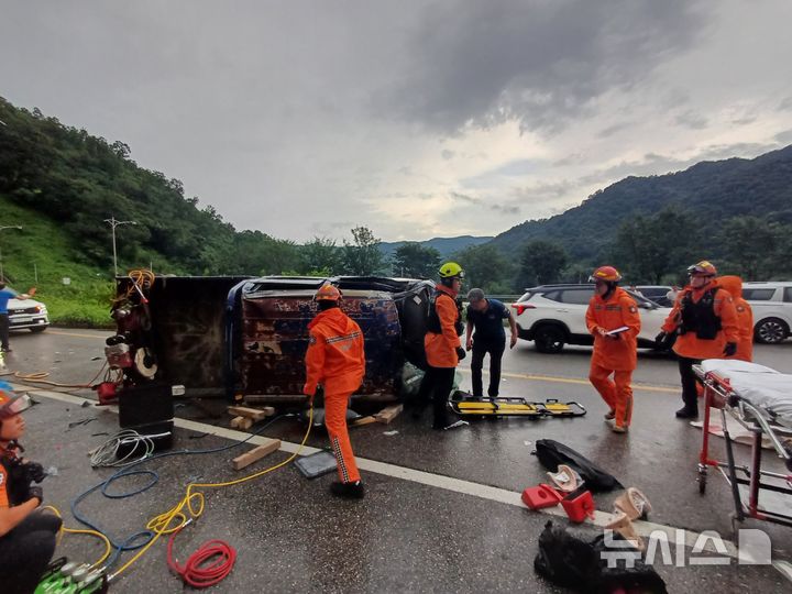 [괴산=뉴시스] 5일 오후 6시께 괴산군 사리면 화산리 한 도로에서 1ｔ화물차가 우측으로 전도됐다. (사진= 괴산소방서 제공) 2024.08.05. photo@newsis.com  *재판매 및 DB 금지