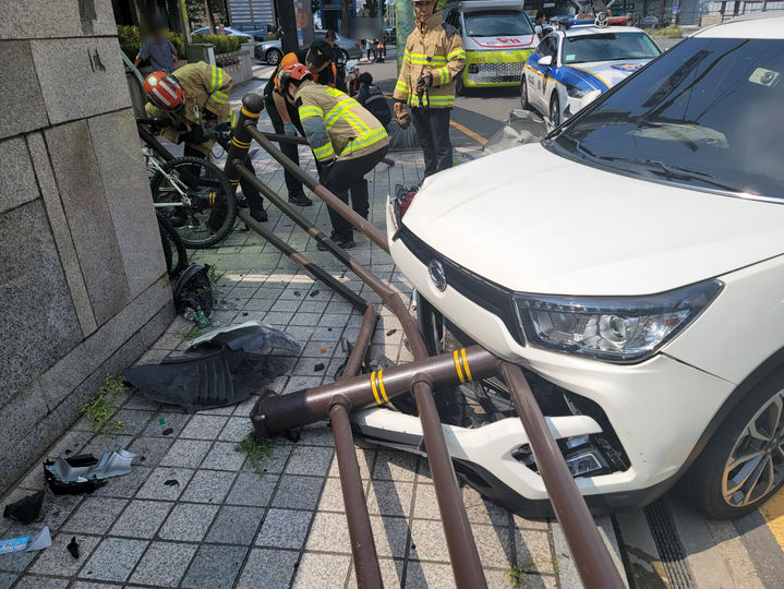 [부산=뉴시스] 5일 오후 부산 연제구의 한 도로에서 옆차량을 피하려던 승용차가 인도로 돌진했다. (사진=부산경찰청 제공) 2024.08.05. photo@newsis.com *재판매 및 DB 금지