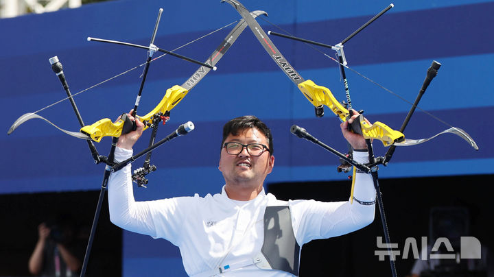 [파리=뉴시스] 김진아 기자 = 김우진이 4일(현지시각) 프랑스 파리 레쟁발리드에서 열린 2024 파리 올림픽 양궁 남자 개인전 결승 미국 브레이디 엘리슨과의 경기에서 슛오프 접전 끝에 승리하며 금메달을 확정한 뒤 기뻐하고 있다. 2024.08.05. bluesoda@newsis.com