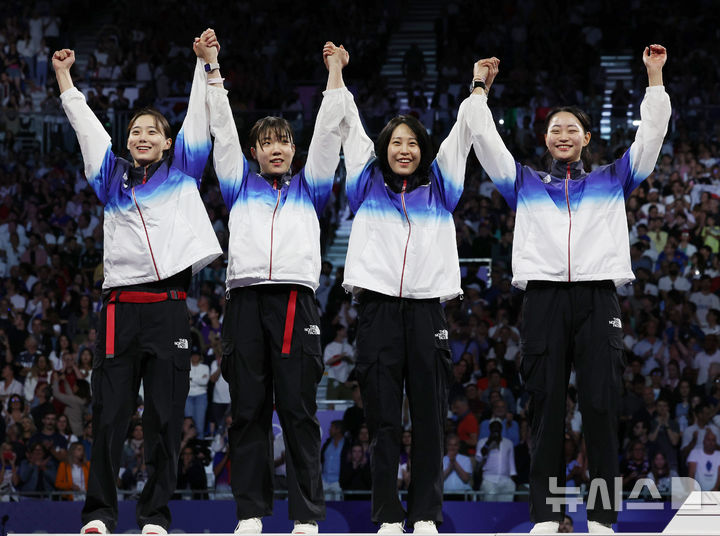 [파리=뉴시스] 김진아 기자 = 최세빈, 윤지수, 전하영, 전은혜가 3일(현지시각) 프랑스 파리 그랑 팔레에서 열린 2024 파리 올림픽 펜싱 여자 사브르 단체 시상식에서 세리머니를 하고 있다. 2024.08.04. bluesoda@newsis.com